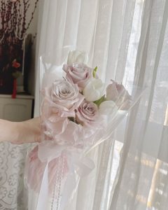 Jolin Menta Rose With Tulips